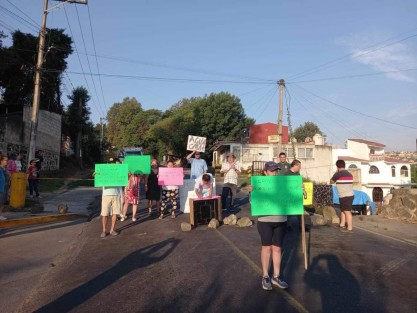 Debido a la falta de agua desde hace 15 días en la zona, los vecinos de las calles Montes Sinaí, Las Higueras, Naranjillo y Lomas de Casa Blanca, bloquearon esta mañana la avenida Chedraui Caram.