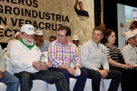 Conozco los problemas de los cañeros y los vamos a resolver desde un gobierno que pueda darles resultados, aseguró el candidato a gobernador de Veracruz, Pepe Yunes, al constatar el estado de emergencia en que se encuentran el campo y el sector cañero de la entidad, que fueron abandonados por la actual administración estatal.