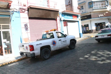 Al lugar acudieron elementos de Protección Civil Municipal, Bomberos, y SESVER, y aunque no hubo lesionados, la zona fue cerrada frente al plantel. 
