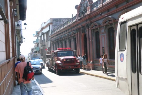 Al lugar acudieron elementos de Protección Civil Municipal, Bomberos, y SESVER, y aunque no hubo lesionados, la zona fue cerrada frente al plantel. 