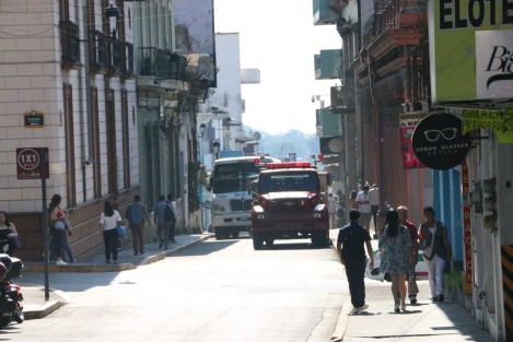 Al lugar acudieron elementos de Protección Civil Municipal, Bomberos, y SESVER, y aunque no hubo lesionados, la zona fue cerrada frente al plantel. 
