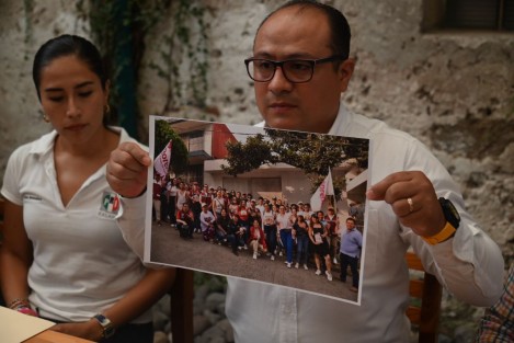 Los dirigentes municipales: Fernando Cano  del PRD, Diana González  del PRI, y Pedro Alvarado del PAN, anunciaron que denunciarán a la candidata ala diputación local, Dohreny García Cayetano por utilizar presuntamente una cuadrilla de trabajadores de  la Secretaria del Trabajo.