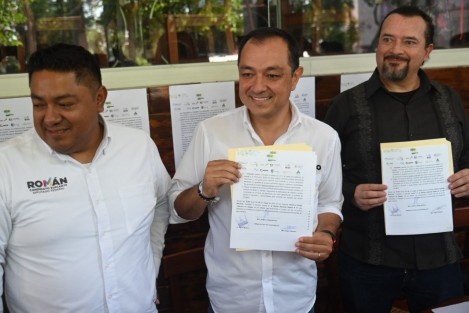  La fórmula a la diputación federal por Xalapa de la coalición Fuerza y Corazón por México, integrada por Américo Zúñiga Martínez y Román Moreno Hernández, firmó este jueves el Compromiso por el Desarrollo Sustentable y la Acción Climática, en conjunto con CLEI– Gobiernos Locales.
