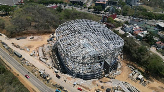 La segunda etapa de construcción del Nido Halcón supera el 68% de avance, y ya se puede apreciar la estructura que soportará el techado del complejo deportivo, el cual estima albergar a más de 6 mil 200 espectadores, un estacionamiento con 400 cajones y un acceso dinámico en la avenida Quetzal de la colonia Santa Bárbara.