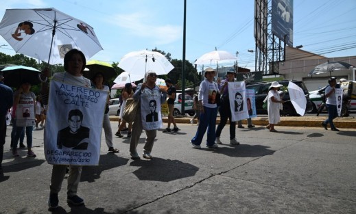 Con el lema Nada que Celebrar, madres de desaparecidos marcharon desde el panteón Palo Verde hasta a el Monumento a la Madre en la ciudad de Xalapa, en demanda de atención para los casos de sus hijos desaparecidos.

