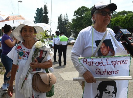 Con el lema Nada que Celebrar, madres de desaparecidos marcharon desde el panteón Palo Verde hasta a el Monumento a la Madre en la ciudad de Xalapa, en demanda de atención para los casos de sus hijos desaparecidos.

