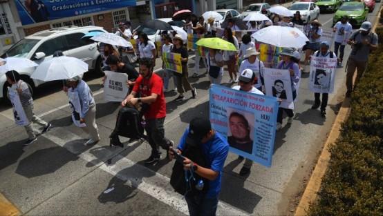 Con el lema Nada que Celebrar, madres de desaparecidos marcharon desde el panteón Palo Verde hasta a el Monumento a la Madre en la ciudad de Xalapa, en demanda de atención para los casos de sus hijos desaparecidos.

