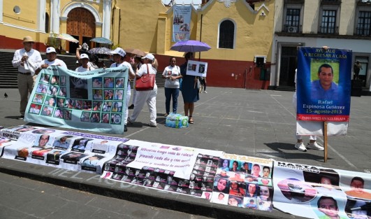 Un segundo colectivo se reunió en plaza Lerdo para realizar una marcha en silencio que tiene como destino el memorial de los desaparecidos donde se realizarían diversas actividades. 