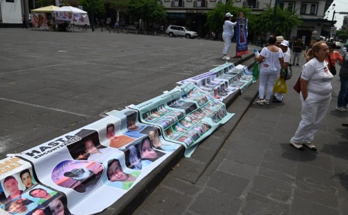 Un segundo colectivo se reunió en plaza Lerdo para realizar una marcha en silencio que tiene como destino el memorial de los desaparecidos donde se realizarían diversas actividades. 