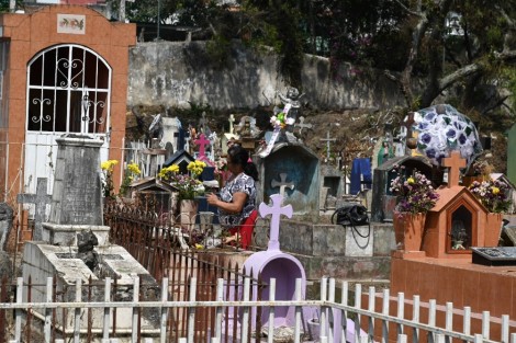 Cientos de personas acuden este día a los panteones de la ciudad de Xalapa, para visitar las tumbas de sus madres. 