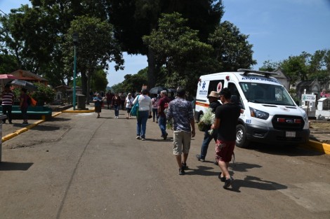 Cientos de personas acuden este día a los panteones de la ciudad de Xalapa, para visitar las tumbas de sus madres. 