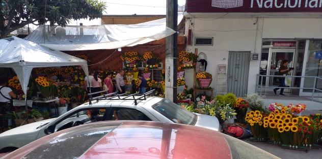 Gran actividad comercial y tráfico en los accesos a los panteones de Xalapa, este 10 de mayo. 