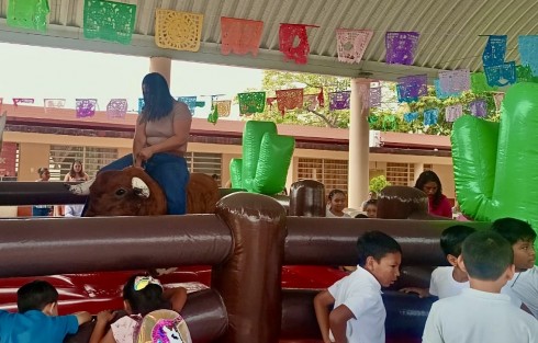 Un singular festejo del Día de las madres, se dio en la escuela primaria Felipe Carrillo Puerto, de la colonia Francisco Villa en el municipio de Las Choapas, al sur de la entidad, al llevar un toro mecánico para que las festejadas tuvieran una experiencia única.