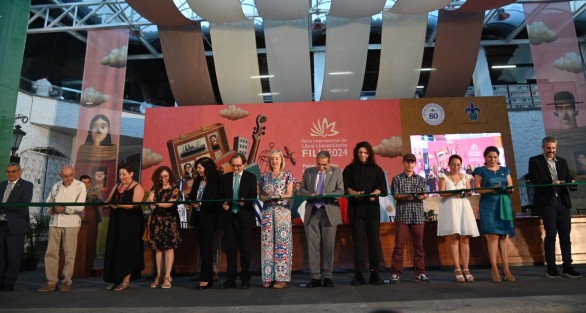 Ayer viernes, el rector de la UV, Martín Aguilar Sánchez, acompañado de las embajadoras de España, Argentina Uruguay y Chile, contaron el listón inaugural de la Feria Internacional del Libro Universitario 2024.