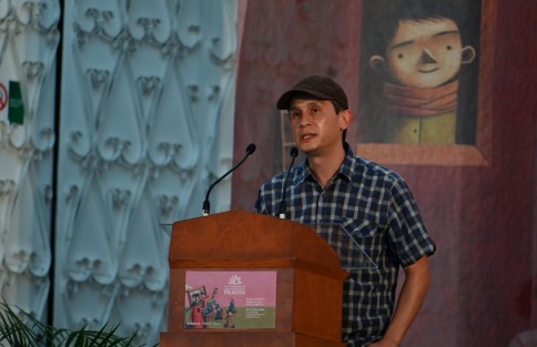 Como parte de los eventos inaugurales de la FILU UV 2024 el rector de la máxima casa de estudios en la entidad entregó el Premio Latinoamericano Sergio Galindo, al colombiano David Betancourt. 