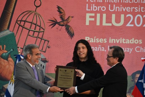 De igual modo se entregó el Premio Nacional de Dramaturgia Emilio Carballido al xalapeño Iván López Renteral.