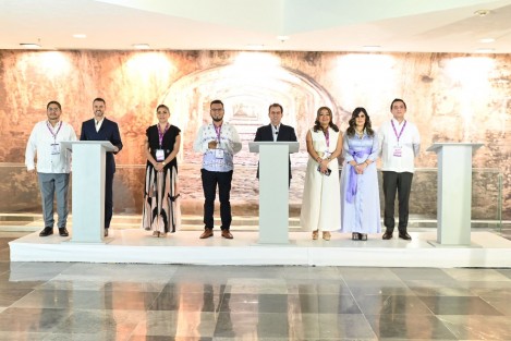 La candidata de MORENA, Rocío Nahle, decidió no salir a tomarse la foto oficial del segundo debate por la gubernatura junto a sus contendientes José Yunes Zorrilla e Hipólito Deschamps.