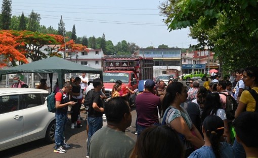 Nuevamente maestros que acudieron a realizar trámites a esta capital, resultaron afectados por sindicatos ajenos a los suyos, mismos que en esta ocasión tomaron además de las oficinas de la SEV, el Complejo Omega donde tramitarían su validación. 