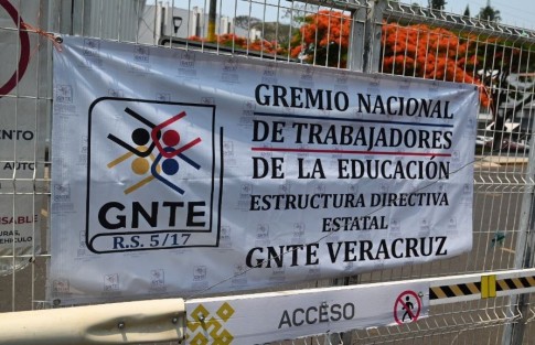Nuevamente maestros que acudieron a realizar trámites a esta capital, resultaron afectados por sindicatos ajenos a los suyos, mismos que en esta ocasión tomaron además de las oficinas de la SEV, el Complejo Omega donde tramitarían su validación. 