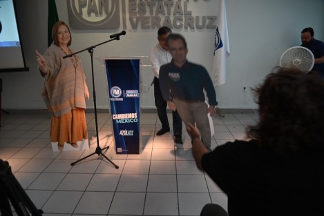 Previo a la conferencia del CDE del PAN, intentaron acomodar las figuras de cartón de Xóchitl Gálvez y Pepe Yunes, pero al parecer el lugar tiene memoria de cuando el priista era el rival, pues no la pudieron mantener de pie. 