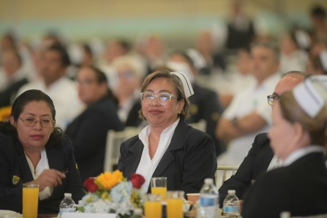 En ceremonia oficial desde el Velódromo de Xalapa, el Gobierno de Veracruz reconoció a las mujeres y hombres que ponen todo su empeño y dedicación a pie de cama en hospitales y centros de salud, pues sin ellos no habría recién nacidos con tamiz, niñas y niños vacunados, curaciones, tomas de signos vitales y múltiples tareas que realizan de manera cotidiana. 