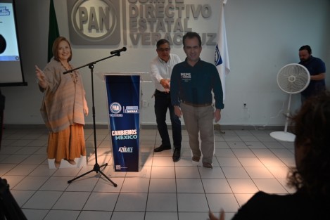 Previo a la conferencia del CDE del PAN, intentaron acomodar las figuras de cartón de Xóchitl Gálvez y Pepe Yunes, pero al parecer el lugar tiene memoria de cuando el priista era el rival, pues no la pudieron mantener de pie. 