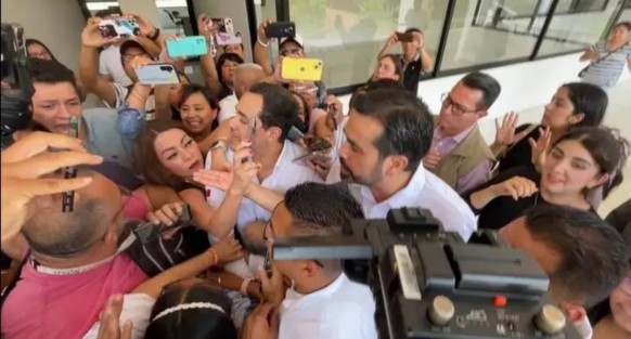 El candidato de MC a la presidencia, Jorge Álvarez Máynez, arribó a la Universidad Anáhuac entre empujones de su equipo de seguridad contra algunos reporteros que cubrieron el evento.