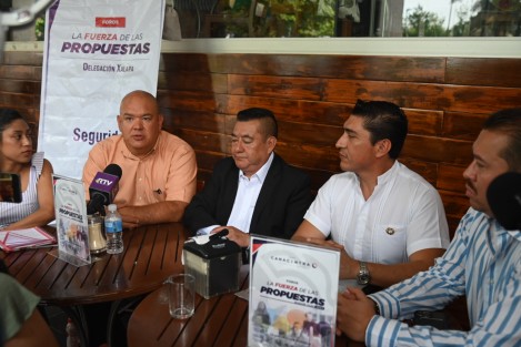 Alejandro Cano Hernández, primer vicepresidente de Canacintra; Gerardo Herrera Hernández, vicepresidente de Agronegocios; Leonardo Castillo Atla, vicepresidente de Responsabilidad Ambiental; y Alejandra Rodríguez, vicepresidenta de Jóvenes Industriales, dieron a conocer que el Acuario Isla Tortuga, propiedad de Leonardo Castillo, fue galardonado con el distintivo de Empresa de Calidad Ambiental otorgado por la PROFEPA.