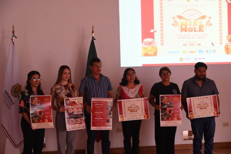 Pequeños empresarios del municipio de Teocelo anunciaron el festival del mole y la miel a celebrarse el próximo 17, 18 y 19 de mayo en aquel municipio.