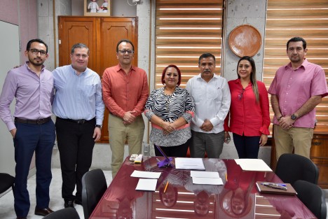 La presidenta de la Mesa Directiva de la LXVI Legislatura del estado, diputada Adriana Esther Martínez Sánchez, recibió al titular del Archivo General del Estado de Veracruz (AGEV), Juan Eloy Rivera Velázquez, con quien dialogó sobre los avances para la consolidación de una ley que tenga por objeto establecer las bases para la organización, conservación, administración y preservación de archivos en posesión de cualquier autoridad o ente público.
