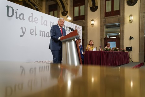 El Presidente Andrés Manuel López Obrador anunció este Día del Maestro, un incremento salarial para mentores de educación básica, correspondiente a un 10 por ciento en promedio. 