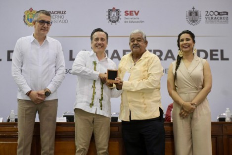 Un total de 2 mil 610 condecoraciones, 919 docentes estatales cuya trayectoria alcanza las tres décadas recibieron la medalla Enrique C. Rébsamen durante ceremonia efectuada en el World Trade Center de Boca del Río, en presencia de autoridades del Poder Ejecutivo y de la Secretaría de Educación de Veracruz.