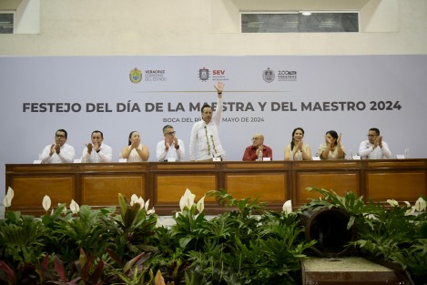 Un total de 2 mil 610 condecoraciones, 919 docentes estatales cuya trayectoria alcanza las tres décadas recibieron la medalla Enrique C. Rébsamen durante ceremonia efectuada en el World Trade Center de Boca del Río, en presencia de autoridades del Poder Ejecutivo y de la Secretaría de Educación de Veracruz.