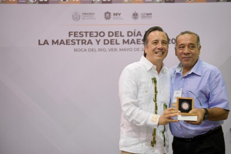 Un total de 2 mil 610 condecoraciones, 919 docentes estatales cuya trayectoria alcanza las tres décadas recibieron la medalla Enrique C. Rébsamen durante ceremonia efectuada en el World Trade Center de Boca del Río, en presencia de autoridades del Poder Ejecutivo y de la Secretaría de Educación de Veracruz.