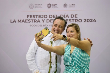 Un total de 2 mil 610 condecoraciones, 919 docentes estatales cuya trayectoria alcanza las tres décadas recibieron la medalla Enrique C. Rébsamen durante ceremonia efectuada en el World Trade Center de Boca del Río, en presencia de autoridades del Poder Ejecutivo y de la Secretaría de Educación de Veracruz.