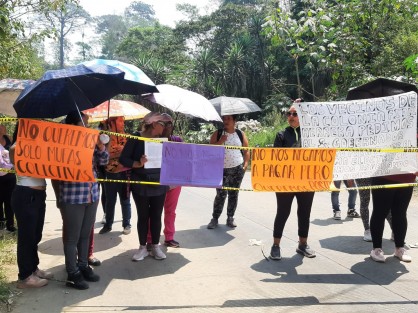 Debido a que la CFE les requiere un pago por 138 mil pesos de una toma irregular comunitaria para 60 casas por 7 años, vecinos de las colonias Fidel Herrera y Villalpando bloquearon la calle al Tronconal. 
