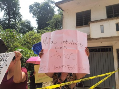 Debido a que la CFE les requiere un pago por 138 mil pesos de una toma irregular comunitaria para 60 casas por 7 años, vecinos de las colonias Fidel Herrera y Villalpando bloquearon la calle al Tronconal. 