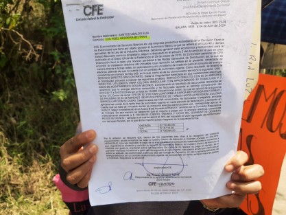 Debido a que la CFE les requiere un pago por 138 mil pesos de una toma irregular comunitaria para 60 casas por 7 años, vecinos de las colonias Fidel Herrera y Villalpando bloquearon la calle al Tronconal. 