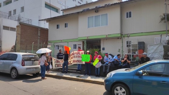 Ex trabajadores del Seguro Popular se manifestaron en la Secretaría de Salud para presionar por la falta de pago de laudos ya ganados por despido desde 2016. A la vez, otros sindicalizados se manifestaron demandando cambios de adscripción. 