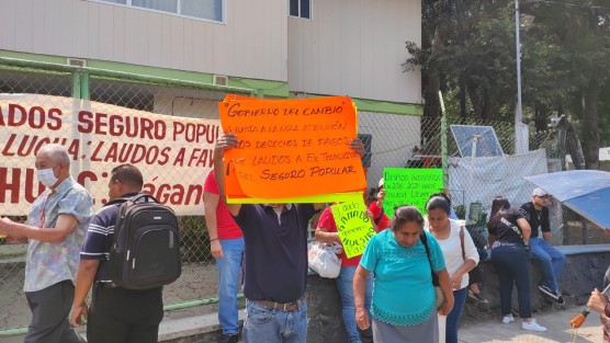 Ex trabajadores del Seguro Popular se manifestaron en la Secretaría de Salud para presionar por la falta de pago de laudos ya ganados por despido desde 2016. A la vez, otros sindicalizados se manifestaron demandando cambios de adscripción. 