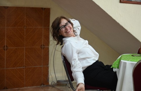 Como es ampliamente conocido María Rojo vivió en su juventud en Xalapa, a donde vino a estudiar teatro, precisamente en la Universidad Veracruzana a cargo entonces de Manuel Montoro. 