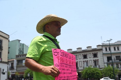 Juan Moctezuma López, maestro de Misantla, amagó con inmolarse en Plaza Lerdo tomando gasolina, esto como protesta por la falta de pago de su seguro institucional. 