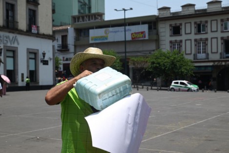 Juan Moctezuma López, maestro de Misantla, amagó con inmolarse en Plaza Lerdo tomando gasolina, esto como protesta por la falta de pago de su seguro institucional. 