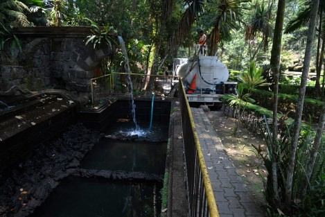 Afortunadamente las fuentes de agua naturales de Xalapa siguen brotando, tal como la del parque Los Tecajetes, de donde el ayuntamiento surte siempre las pipas de parques y jardines para mantener esos espacios en buenas condiciones durante todo el año... menos cuando llueve. 
