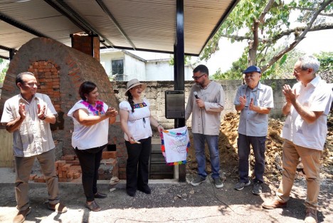 La Secretaría de Cultura de Veracruz, en coordinación con la Escuela Nacional de Cerámica (ENC), los ayuntamientos de Naolinco de Victoria y Alto Lucero, así como la comunidad alfarera de San Miguel Aguasuelos, inauguró hoy el primer horno para el mejoramiento de la alfarería en la entidad. 