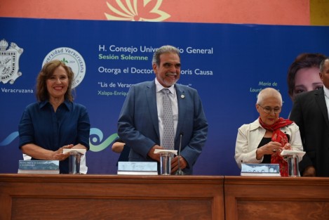 En Sesión Solemne del Consejo Universitario General (CUG), la Universidad Veracruzana entregó los Doctorados Honoris Causa a la investigadora en pedagogía Alicia de Alba Ceballos y la actriz de cine, televisión y teatro María Rojo.