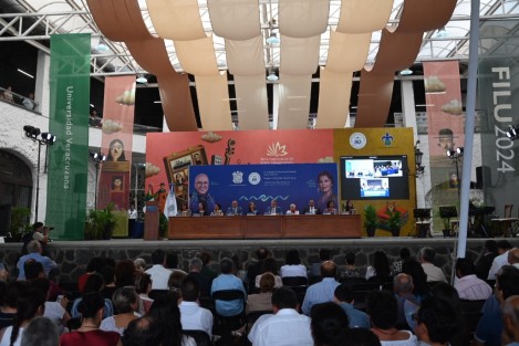En Sesión Solemne del Consejo Universitario General (CUG), la Universidad Veracruzana entregó los Doctorados Honoris Causa a la investigadora en pedagogía Alicia de Alba Ceballos y la actriz de cine, televisión y teatro María Rojo.