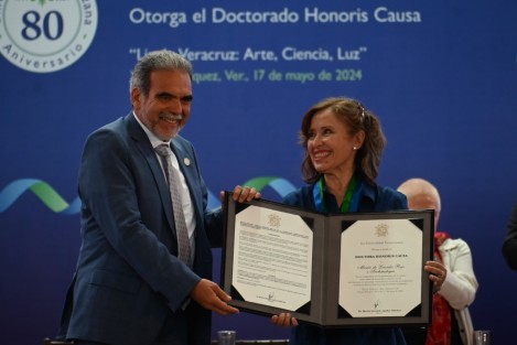 En Sesión Solemne del Consejo Universitario General (CUG), la Universidad Veracruzana entregó los Doctorados Honoris Causa a la investigadora en pedagogía Alicia de Alba Ceballos y la actriz de cine, televisión y teatro María Rojo.