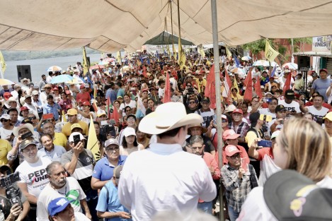 El candidato a la gubernatura José Yunes Zorrilla estuvo este sábado en la región de Los Tuxtlas, donde prometió apoyo para el sector turístico. 