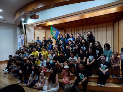 Por segundo año consecutivo, la parte artística de la ceremonia de clausura y premiación del festival de teatro Chicos y Chicas a Escena estuvo a cargo de la Tuna Femenil de la Universidad Veracruzana, con quienes los participantes se tomaron la foto del recuerdo. 